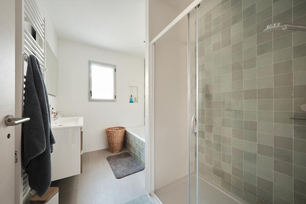 Salle de bain avec douche et baignoire zellige - Constructeur maison Mètre Carré