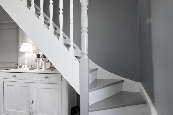 Escalier gris et blanc - Constructeur de maisons Mètre Carré Agen Bordeaux et Toulouse