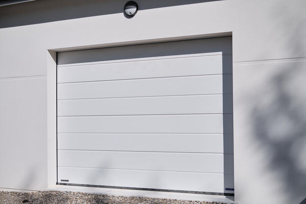Porte de garage sectionnelle blanche - Projet de construction d'une maison contemporaine Mètre Carré