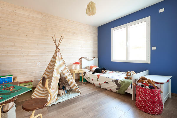 Jolie chambre d'enfants déco avec tipi - Jaune et bleu - Maison contemporaine Mètre Carré