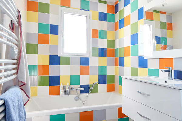 Salle de bain enfant colorée avec baignoire et meuble double vasque - projet de construction Mètre Carré